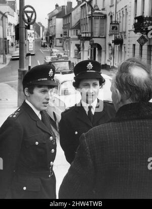 Femmes officiers de police, Pembrokeshire, West Wales, 18th avril 1967. June Roch (à gauche), âgé de 31 ans, de Bellevue Terrace, Pembroke Dock, et son amie et voisine, Ena Davies, âgée de 35 ans, sont les seules femmes constables spéciaux du sud du Pembrokeshire. Banque D'Images