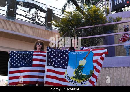 Tucson, Arizona, États-Unis. 3rd mars 2022. Les défenseurs de la ligne de convoi American Truckers Freedon Interstate 10 à Tucson pour montrer leur soutien aux camionneurs qui protestent contre les restrictions de pandémie inspirées par des manifestations au Canada . Le convoi a commencé en Californie et tente d'organiser une caravane de campagne qui se terminera à Washington, D.C (Credit image: © Christopher Brown/ZUMA Press Wire) Banque D'Images