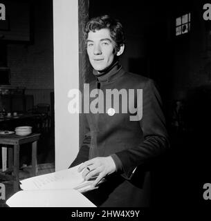 Ian McKellen, acteur, photographié en répétition en 1968. Ian est en train de lire le script pour le jeu de Noel Coward Hay Fever. Hay Fever a été diffusé sur la BBC en août 1968, avec Ian McKennen jouant la part de Simon Bliss. La production a également co-joué Richard Briers, Anna Massey et Celia Johnson. Photo prise le 5th mars 1968 Banque D'Images