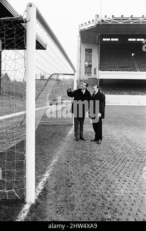 D'anciens coéquipiers, Terry Venactive et George Graham, joueront en face les uns des autres à Highbury ce samedi (7th janvier), lorsque les amis et les partenaires d'affaires se rencontreront au North London Derby. Terry Venlots a été transféré de Chelsea à Tottenham pour 80 000 livres et George Graham de Chelsea à Arsenal pour 75 000 livres. Photographié ensemble à Highbury, stade du club de football d'Arsenal, jeudi 5th janvier 1967. Banque D'Images