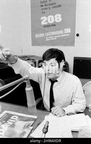 Tony Blackburn, le Disc Jockey de 22 ans, présente son émission de radio Luxembourg... Photo prise samedi 1st octobre 1967 Banque D'Images