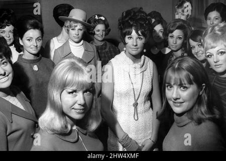 Birmingham Press Club, 19th octobre 1967. Madame Mary Gould, les dernières années Birmingham Press Queen est entouré par des aspirants pour le titre 1967 avant le jugement au Post & Mail Building. Le nouveau titulaire remporte un voyage aux Bermudes et revient pour le bal de presse de Birmingham au Solihull Civic Hall le 24th novembre. Banque D'Images