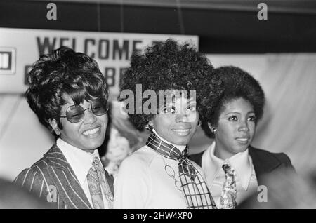 Diana Ross et les Suprmes photographiés à la réception de la presse de Londres pour leur dernier single "Love Child" . Lady in stripy Jacket is Cindy Birdsong Lady in White is Diana Ross Lady in dark Jacket, Silky shirt and tie is Mary Wilson photo prise le 19th novembre 1968 Banque D'Images