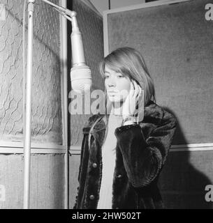 Françoise Hardy, chanteuse française photographiée pendant la séance d'enregistrement en studio, Londres, dimanche 14th avril 1968. Banque D'Images