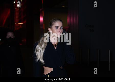 Caroline Daur à l'extérieur du spectacle de mode Versace pendant la semaine de la mode de Milan automne/hiver 2022/2023 Banque D'Images