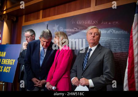 Le représentant des États-Unis Brian Fitzpatrick (républicain de Pennsylvanie), est à gauche, et le sénateur des États-Unis Lindsey Graham (républicaine de Caroline du Sud), est à droite, tandis que le sénateur des États-Unis Joe Manchin III (démocrate de Virginie occidentale), deuxième à gauche, discute avec la sénatrice des États-Unis Lisa Murkowski (républicaine de l'Alaska), Deuxième de droite, lors d'une conférence de presse sur leur projet de loi bipartisan d'interdiction des importations d'énergie russe, au Capitole des États-Unis à Washington, DC, le jeudi 3 mars 2022. Fitzpatrick a servi dans le FBI en Ukraine et a encore des liens étroits là-bas. Crédit : tige Banque D'Images