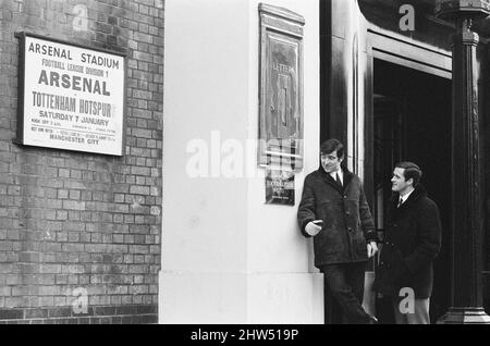 D'anciens coéquipiers, Terry Venactive et George Graham, joueront en face les uns des autres à Highbury ce samedi (7th janvier), lorsque les amis et les partenaires d'affaires se rencontreront au North London Derby. Terry Venlots a été transféré de Chelsea à Tottenham pour 80 000 livres et George Graham de Chelsea à Arsenal pour 75 000 livres. Photographié ensemble à Highbury, stade du club de football d'Arsenal, jeudi 5th janvier 1967. Banque D'Images