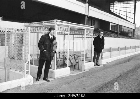 D'anciens coéquipiers, Terry Venactive et George Graham, joueront en face les uns des autres à Highbury ce samedi (7th janvier), lorsque les amis et les partenaires d'affaires se rencontreront au North London Derby. Terry Venlots a été transféré de Chelsea à Tottenham pour 80 000 livres et George Graham de Chelsea à Arsenal pour 75 000 livres. Photographié ensemble à Highbury, stade du club de football d'Arsenal, jeudi 5th janvier 1967. Banque D'Images