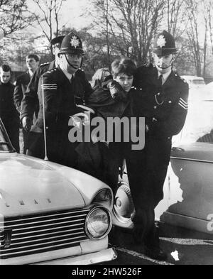 Le manifestant nationaliste gallois est conduit par des policiers à l'extérieur du Temple de la paix, à Cardiff, lors de la conférence All Wales pour planifier les célébrations de l'investiture du Prince de Galles, vendredi 17th novembre 1967. Banque D'Images