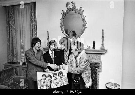Appuyez sur le bouton de lancement de la touche « sgt. Pepper's Lonely Hearts Club Band's The huitième album studio par The Beatles Mai 1967.photographié à la maison à Chapel St. Belgravia Londres Mai 1967. *** Légende locale *** John Lennon Ringo Starr Paul McCartney George Harrison Banque D'Images