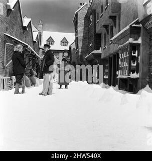 Tournage d'Oliver ! Aux studios Shepperton. La scène qui aurait dû être prise en milieu d'hiver était prise en août avec une tonne de polystyrène à plumes sur le point de représenter la chute de neige et les glaçons artificiels accrochés à des rebords et des tuyaux, etc. 3rd août 1967. Banque D'Images