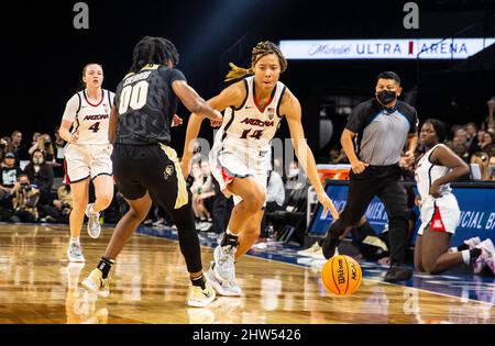 03 2022 mars Las Vegas, NV, États-Unis Sam Thomas (14), l'avant de l'Arizona, met le ballon sur le terrain lors des quarts de finale du tournoi de basketball féminin NCAA Pac 12 entre Arizona Wildcats et Colorado Buffaloes. Le Colorado a battu l'Arizona 45-43 au Michelob Ultra Arena de Mandalay Bay Las Vegas, Nevada. Thurman James/CSM Banque D'Images