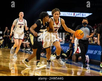 03 2022 mars Las Vegas, NV, États-Unis Sam Thomas (14), l'avant de l'Arizona, met le ballon sur le terrain lors des quarts de finale du tournoi de basketball féminin NCAA Pac 12 entre Arizona Wildcats et Colorado Buffaloes. Le Colorado a battu l'Arizona 45-43 au Michelob Ultra Arena de Mandalay Bay Las Vegas, Nevada. Thurman James/CSM Banque D'Images