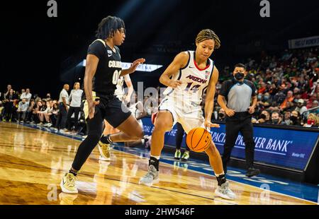 03 2022 mars Las Vegas, NV, États-Unis Sam Thomas (14), l'avant de l'Arizona, va dans le panier lors des quarts de finale du tournoi de basketball féminin Pac 12 de NCAA entre Arizona Wildcats et les Colorado Buffaloes. Le Colorado a battu l'Arizona 45-43 au Michelob Ultra Arena de Mandalay Bay Las Vegas, Nevada. Thurman James/CSM Banque D'Images