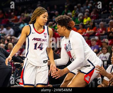 03 2022 mars Las Vegas, NV, États-Unis l'Arizona avance Sam Thomas (14) marche jusqu'au banc pendant les quarts de finale du tournoi de basketball féminin NCAA Pac 12 entre les Arizona Wildcats et les Colorado Buffaloes. Le Colorado a battu l'Arizona 45-43 au Michelob Ultra Arena de Mandalay Bay Las Vegas, Nevada. Thurman James/CSM Banque D'Images