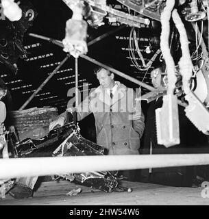 Le capitaine Harry Marlow inspecte l'épave de son avion British Midland, maintenant à l'aérodrome de Farnborough.le capitaine Marlow a survécu à l'écrasement d'air de Stockport du 4th juin 1967 la catastrophe aérienne de Stockport a été l'écrasement d'un avion Canadair C-4 Argonaut appartenant à British Midland Airways, Inscription G-ALHG,[1] dans un petit espace ouvert à l'établissement espoirs Carr près du centre de Stockport, Cheshire, Angleterre, le dimanche 4 juin 1967. 72 des 84 à bord ont été tués dans l'accident. Sur les 12 survivants, tous ont été grièvement blessés. Il est actuellement le quatrième désastre le plus grave de l'histoire de l'aviation britannique, et le troisième Banque D'Images
