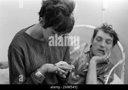 Mme Rita Eddom est réunifiée avec son mari Harry Eddom, qui était le seul survivant du chalutier coulé « Ross Cleveland ». Photo dans un hôpital en Islande. Février 1968. Banque D'Images