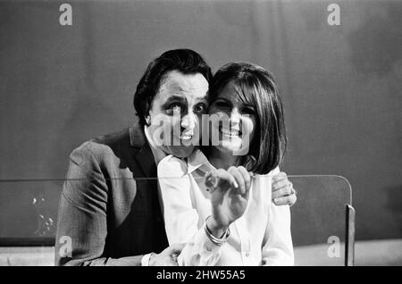 Sandie Shaw et Ken Dodd apparaissent sur l'émission de télévision ABC 'doddy's Music Box.' Ils sont photographiés dans la voiture Rover 1912 utilisée dans le spectacle, qui est filmée à Didsbury, Manchester. 24th janvier 1967. Banque D'Images