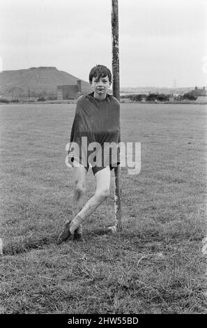 David Bradley, (14 ans) jouant la partie de Billy Casper, en photo avec son Kestral, sur le tournage du film Kes. Ici Billy Casper joue le gardien de but dans la scène de football de l'école. KES est un film dramatique de 1969 réalisé par Ken Loach et produit par Tony Garnet. Le film est basé sur le roman de 1968 A Kestrel for a Knave, écrit par l'auteur de Barnsley Barry Hines. Le film est classé septième dans le Top Ten (British) films de l'Institut britannique du film et parmi les dix premiers dans sa liste des 50 films que vous devriez voir à l'âge de 14 ans. Le film a été tourné sur le site aroun Banque D'Images