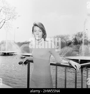 Françoise Hardy, chanteuse française se détend au soleil du printemps, Hyde Park, Londres, dimanche 14th avril 1968. Banque D'Images