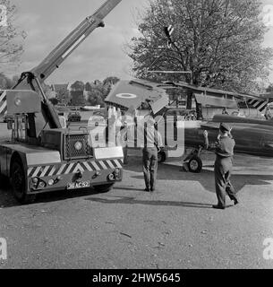 Les ailes étant attachées à un Gnat de Folland des flèches rouges en préparation à une exposition de la Royal Airforce à Thameside, Berkshire. 14th octobre 1967 Banque D'Images