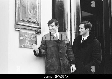 D'anciens coéquipiers, Terry Venactive et George Graham, joueront en face les uns des autres à Highbury ce samedi (7th janvier), lorsque les amis et les partenaires d'affaires se rencontreront au North London Derby. Terry Venlots a été transféré de Chelsea à Tottenham pour 80 000 livres et George Graham de Chelsea à Arsenal pour 75 000 livres. Photographié ensemble à Highbury, stade du club de football d'Arsenal, jeudi 5th janvier 1967. Banque D'Images