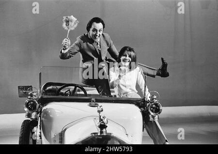 Sandie Shaw et Ken Dodd apparaissent sur l'émission de télévision ABC 'doddy's Music Box.' Ils sont photographiés dans la voiture Rover 1912 utilisée dans le spectacle, qui est filmée à Didsbury, Manchester. 24th janvier 1967. Banque D'Images