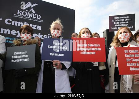 Les esthéticiennes participent à une manifestation contre la crise économique en cours à Istanbul, en Turquie, le dimanche 27 février 2022. Crédit : GochreImagery/MediaPunch Banque D'Images