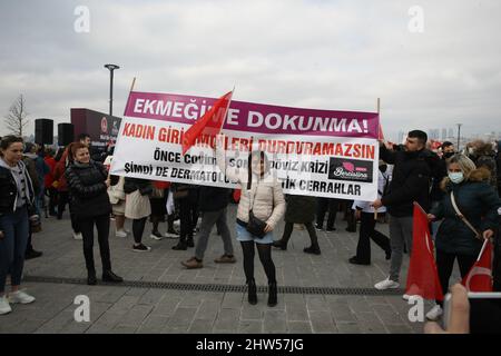 Les esthéticiennes participent à une manifestation contre la crise économique en cours à Istanbul, en Turquie, le dimanche 27 février 2022. Crédit : GochreImagery/MediaPunch Banque D'Images