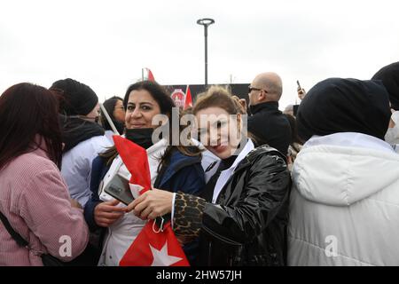 Les esthéticiennes participent à une manifestation contre la crise économique en cours à Istanbul, en Turquie, le dimanche 27 février 2022. Crédit : GochreImagery/MediaPunch Banque D'Images