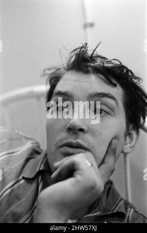 Mme Rita Eddom est réunifiée avec son mari Harry Eddom, qui était le seul survivant du chalutier coulé « Ross Cleveland ». Photo dans un hôpital en Islande. Février 1968. Banque D'Images