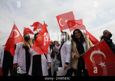 Les esthéticiennes participent à une manifestation contre la crise économique en cours à Istanbul, en Turquie, le dimanche 27 février 2022. Crédit : GochreImagery/MediaPunch Banque D'Images