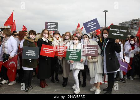 Les esthéticiennes participent à une manifestation contre la crise économique en cours à Istanbul, en Turquie, le dimanche 27 février 2022. Crédit : GochreImagery/MediaPunch Banque D'Images