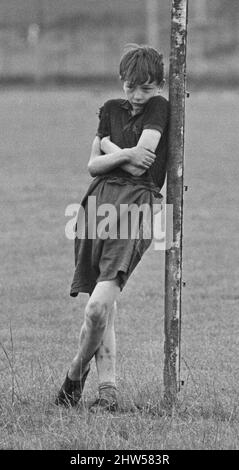 David Bradley, (14 ans) jouant la partie de Billy Casper, en photo avec son Kestral, sur le tournage du film Kes. Ici Billy Casper joue le gardien de but dans la scène de football de l'école. KES est un film dramatique de 1969 réalisé par Ken Loach et produit par Tony Garnet. Le film est basé sur le roman de 1968 A Kestrel for a Knave, écrit par l'auteur de Barnsley Barry Hines. Le film est classé septième dans le Top Ten (British) films de l'Institut britannique du film et parmi les dix premiers dans sa liste des 50 films que vous devriez voir à l'âge de 14 ans. Le film a été tourné sur le site aroun Banque D'Images