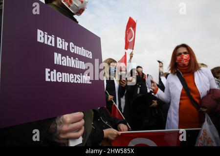 Les esthéticiennes participent à une manifestation contre la crise économique en cours à Istanbul, en Turquie, le dimanche 27 février 2022. Crédit : GochreImagery/MediaPunch Banque D'Images