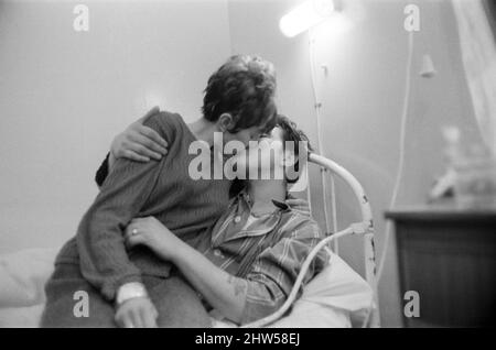 Mme Rita Eddom est réunifiée avec son mari Harry Eddom, qui était le seul survivant du chalutier coulé « Ross Cleveland ». Photo dans un hôpital en Islande. Février 1968. Banque D'Images