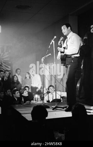 CY Grant se produit dans un club de chant folklorique d'une église méthodiste, Kings Cross. 13th janvier 1967. Banque D'Images