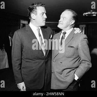 Le comédien Bob Hope vu ici à l'hôtel Dorchester, Park Lane avec le présentateur de télévision Eamonn Andrews. 2nd juin 1967 Banque D'Images