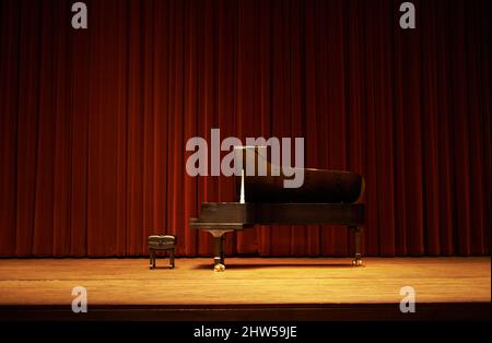 Prêt pour le spectacle. Cliché d'un piano sur une scène. Banque D'Images