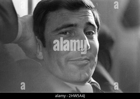 George Lazenby, mannequin et acteur australien, est officiellement présenté au monde comme le nouveau James Bond, à la Park Suite, Dorchester Hotel, Londres, lundi 7th octobre 1968. Banque D'Images