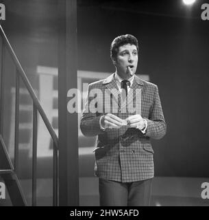 Tom Jones vu ici en enregistrant Tom Jones! Programme TV aux studios ATV d'Elstree. 25th mars 1967 Banque D'Images