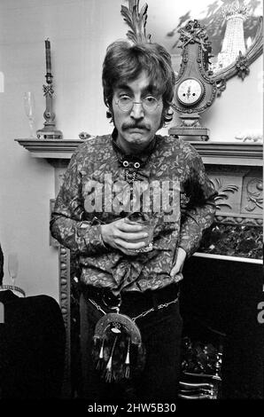 Appuyez sur le bouton de lancement de la touche « sgt. Pepper's Lonely Hearts Club Band' le huitième album studio des Beatles, mai 1967. Photo à la maison au 24 Chapel Street. Belgravia Londres, mai 1967. Banque D'Images