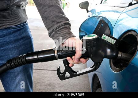 03 mars 2022, Autriche, Hörbranz : Anselm Stahl de Friedrichshafen remplit sa voiture de carburant à la station-service de Schindele. Il n'est qu'à quelques centaines de mètres de Lindau en Allemagne. La guerre en Ukraine fait grimper les prix des pompes à gaz allemandes à des niveaux records. Pour certains conducteurs du sud, un pays voisin en particulier ressemble à la Terre promise en comparaison - c'est pourquoi la ruée vers les stations-service à la frontière est susceptible d'augmenter. Photo: Felix Kästle/dpa Banque D'Images