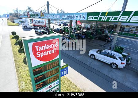 03 mars 2022, Autriche, Hörbranz : plusieurs voitures sont en file d'attente pour le carburant à la station-service de Schindele. Il n'est qu'à quelques centaines de mètres de Lindau en Allemagne. La guerre en Ukraine fait grimper les prix des pompes à gaz allemandes à des niveaux records. Pour certains conducteurs du sud, un pays voisin en particulier ressemble à la Terre promise en comparaison - c'est pourquoi la ruée vers les stations-service à la frontière est susceptible d'augmenter. Photo: Felix Kästle/dpa Banque D'Images