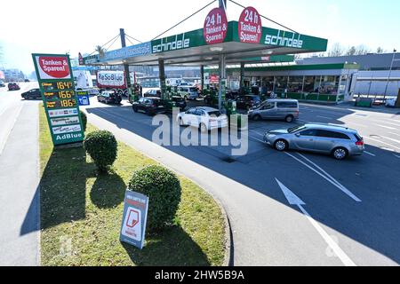 03 mars 2022, Autriche, Hörbranz : plusieurs voitures sont en file d'attente pour le carburant à la station-service de Schindele. Il n'est qu'à quelques centaines de mètres de Lindau en Allemagne. La guerre en Ukraine fait grimper les prix des pompes à gaz allemandes à des niveaux records. Pour certains conducteurs du sud, un pays voisin en particulier ressemble à la Terre promise en comparaison - c'est pourquoi la ruée vers les stations-service à la frontière est susceptible d'augmenter. Photo: Felix Kästle/dpa Banque D'Images