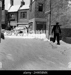 Tournage d'Oliver ! Aux studios Shepperton. La scène qui aurait dû être prise en milieu d'hiver était prise en août avec une tonne de polystyrène à plumes sur le point de représenter la chute de neige et les glaçons artificiels accrochés à des rebords et des tuyaux, etc. 3rd août 1967. Banque D'Images