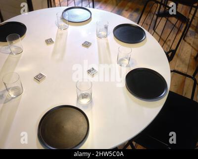 Table ronde préparée pour six personnes dans un restaurant Banque D'Images