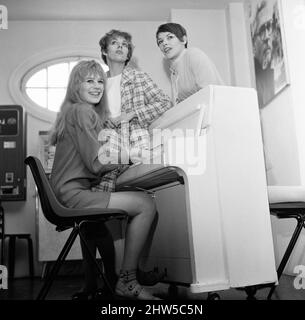 Photo aux répétitions pour les « trois Sœurs » de Chekhov, Marianne Faithfull, avril Elgar et Glenda Jackson. 7th avril 1967. Banque D'Images