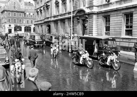 Scènes générales de la police escortant les Krays et d'autres prisonniers qui ont été remis en détention provisoire, au tribunal de la rue Bow, Londres, 10th mai 1968. Banque D'Images