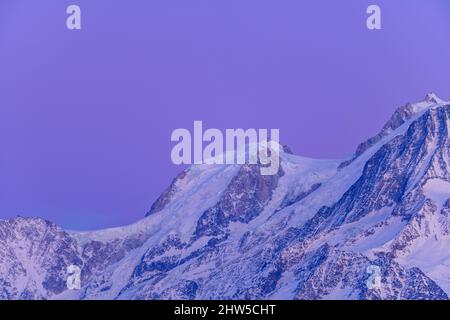 Cette photo de paysage a été prise en Europe, en France, en Rhône-Alpes, en Savoie, dans les Alpes, en hiver. Nous voyons le Mont blanc du Tacul au cocuher du Sole Banque D'Images